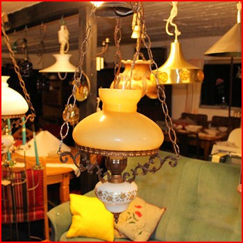 Ældre lampe m/gulbrun skærm