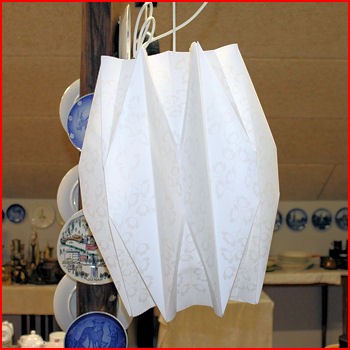 Lampe m/foldet skærm i plast